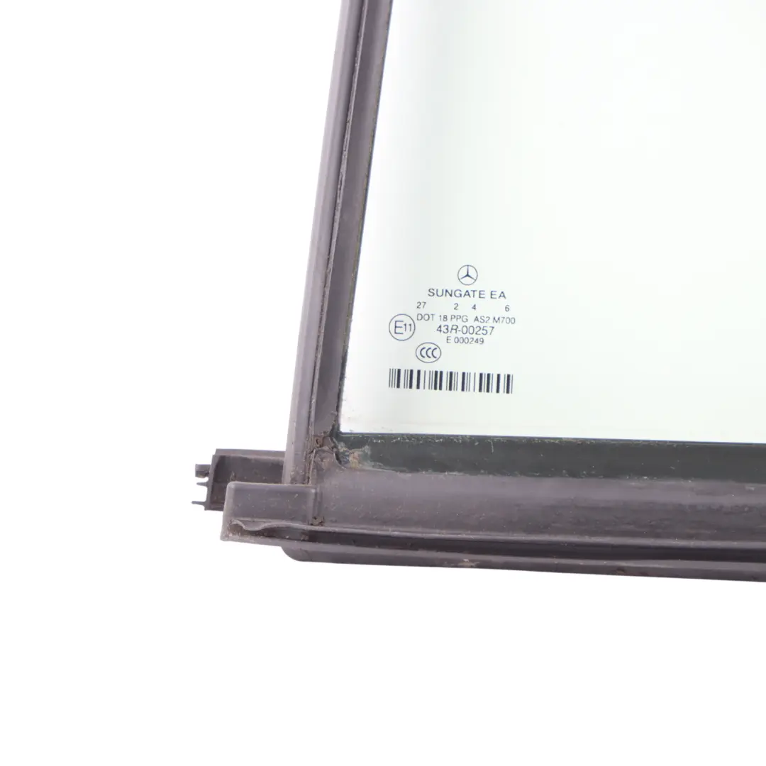 Panel Cristal Ventana Trasera Triangular Izquierda para Mercedes W221 con número de pieza A2217300720 Mercedes W221 Panel Cristal Ventana Trasera Triangular Izquierda - SKU A2217300720 - Número de pieza A2217300720