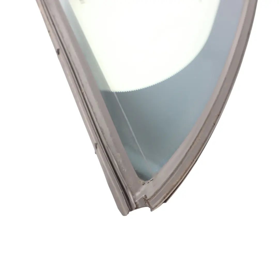 Vetro Finestrino Posteriore Quarto Triangolo Sinistro per Mercedes W221 con numero di parte A2217300720 Mercedes W221 Vetro Finestrino Posteriore Quarto Triangolo Sinistro - SKU A2217300720 - Numero di parte A2217300720