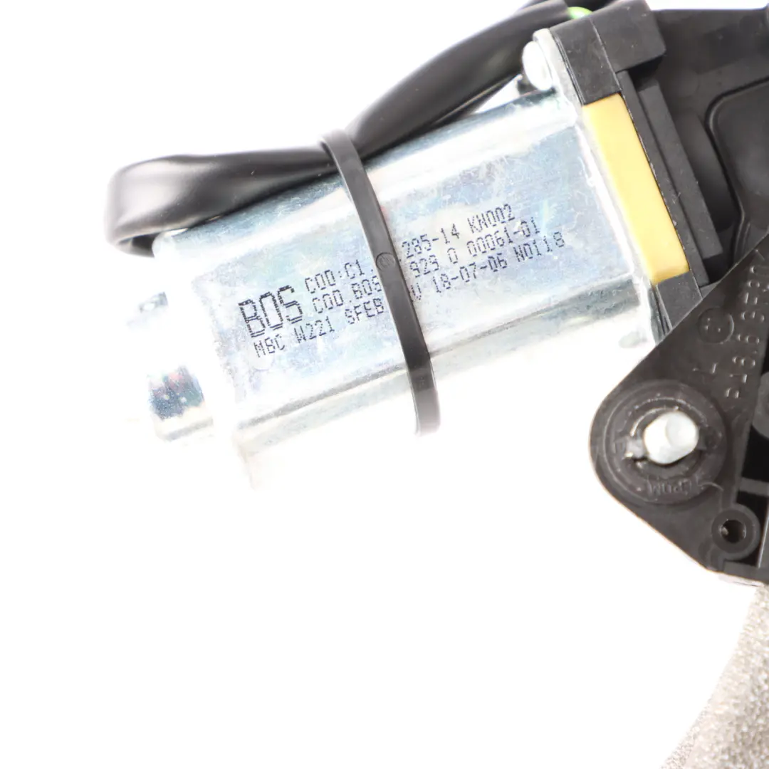 Mechanizm Roleta Drzwi Lewy Tył do Mercedes W221 o numerze A2218100520 Mercedes W221 Mechanizm Roleta Drzwi Lewy Tył - SKU A2218100520 - Numer Części A2218100520