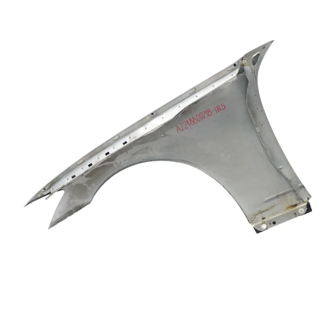 Panel lateral delantero derecho Guardabarros Iridium Silver - 775 para Mercedes W221 con número de pieza A2218800218 Mercedes W221 Panel lateral delantero derecho Guardabarros Iridium Silver - 775 - SKU A2218800218-IRS - Número de pieza A2218800218