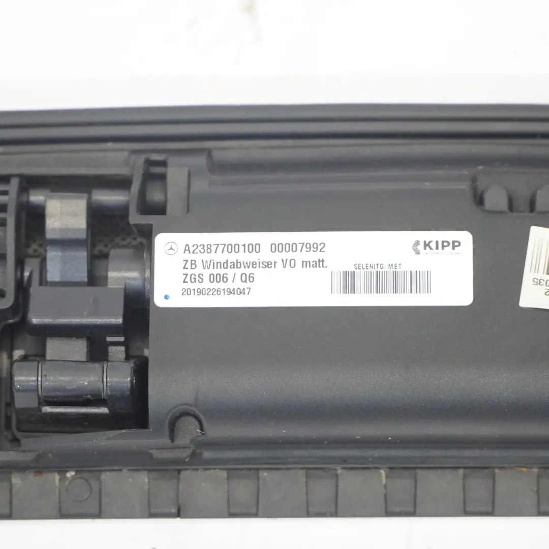 Dachrahmen Luftabweiser obere Frontverkleidung Selenitgrau - 992 für Mercedes A238 mit Teilenummer A2387700100 Mercedes A238 Dachrahmen Luftabweiser obere Frontverkleidung Selenitgrau - 992 - SKU A2387700100-SEL - Teilenummer A2387700100