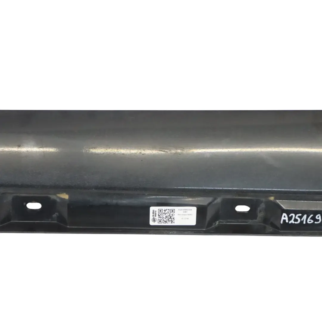 Listwa Progowa Lewa Czarna Obsidian Black Metallic - 197 do Mercedes W251 o numerze A2516980354 Mercedes W251 Listwa Progowa Lewa Czarna Obsidian Black Metallic - 197 - SKU A2516980354-OB1 - Numer Części A2516980354