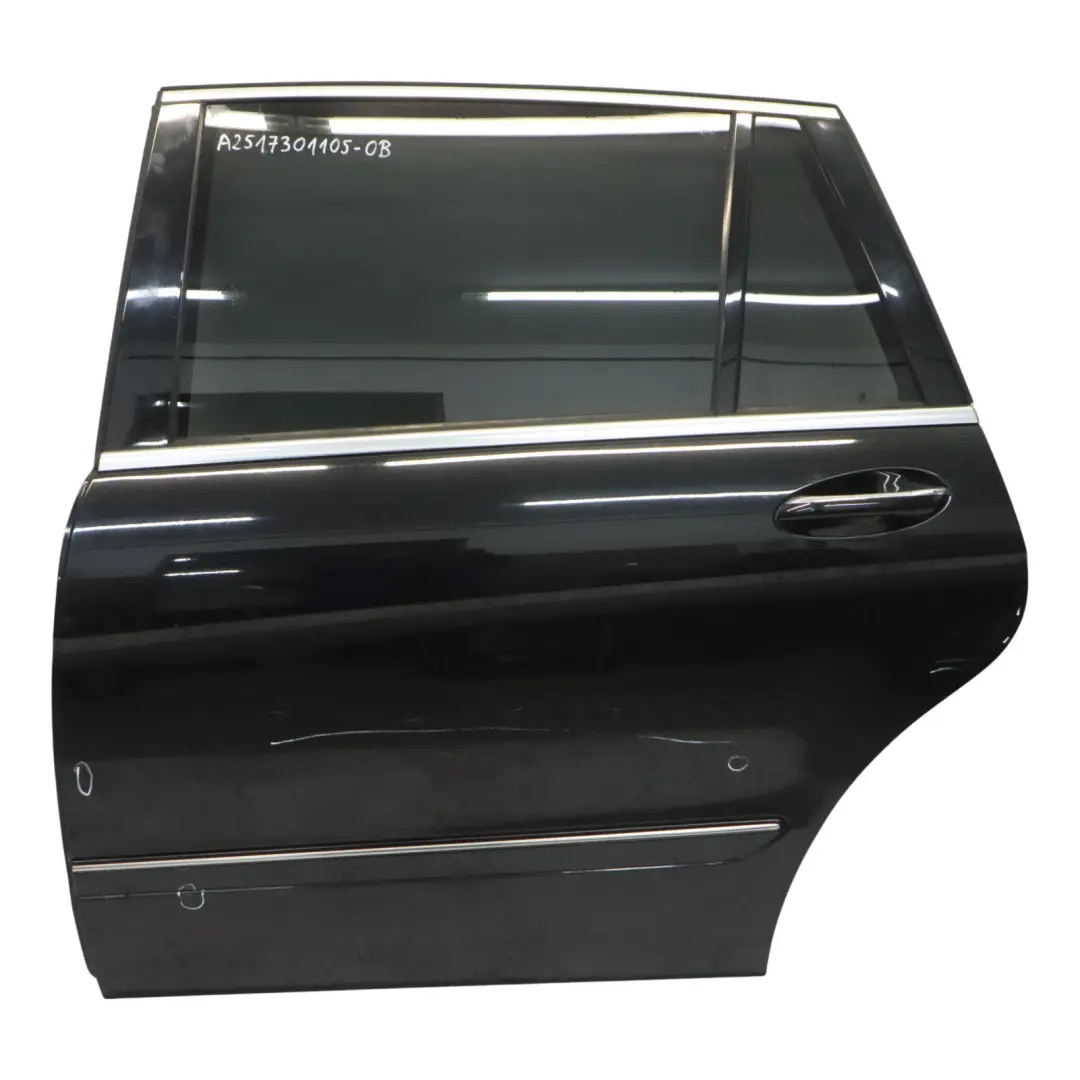 Drzwi Lewe Tylne Obsidian Black Czarny Metalik - 197 do Mercedes W251 o numerze A2517301105 Mercedes W251 Drzwi Lewe Tylne Obsidian Black Czarny Metalik - 197 - SKU A2517301105-OB - Numer Części A2517301105
