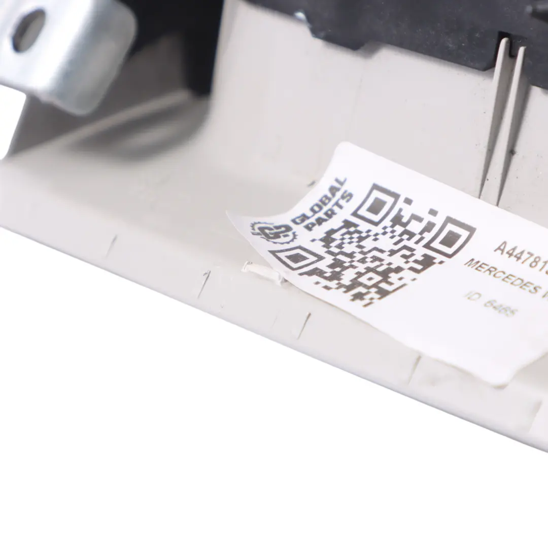Asidero de puerta corredera derecha para Mercedes Vito W447 con número de pieza A4478150262 Mercedes Vito W447 Asidero de puerta corredera derecha - SKU A4478150262 - Número de pieza A4478150262