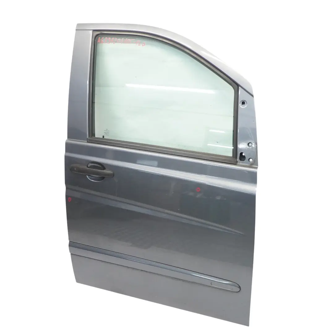 Drzwi Prawe Przednie Flint Grey Szary Metalik - 368 do Mercedes Vito W639 o numerze A6397201105 Mercedes Vito W639 Drzwi Prawe Przednie Flint Grey Szary Metalik - 368 - SKU A6397201105-FLG - Numer Części A6397201105