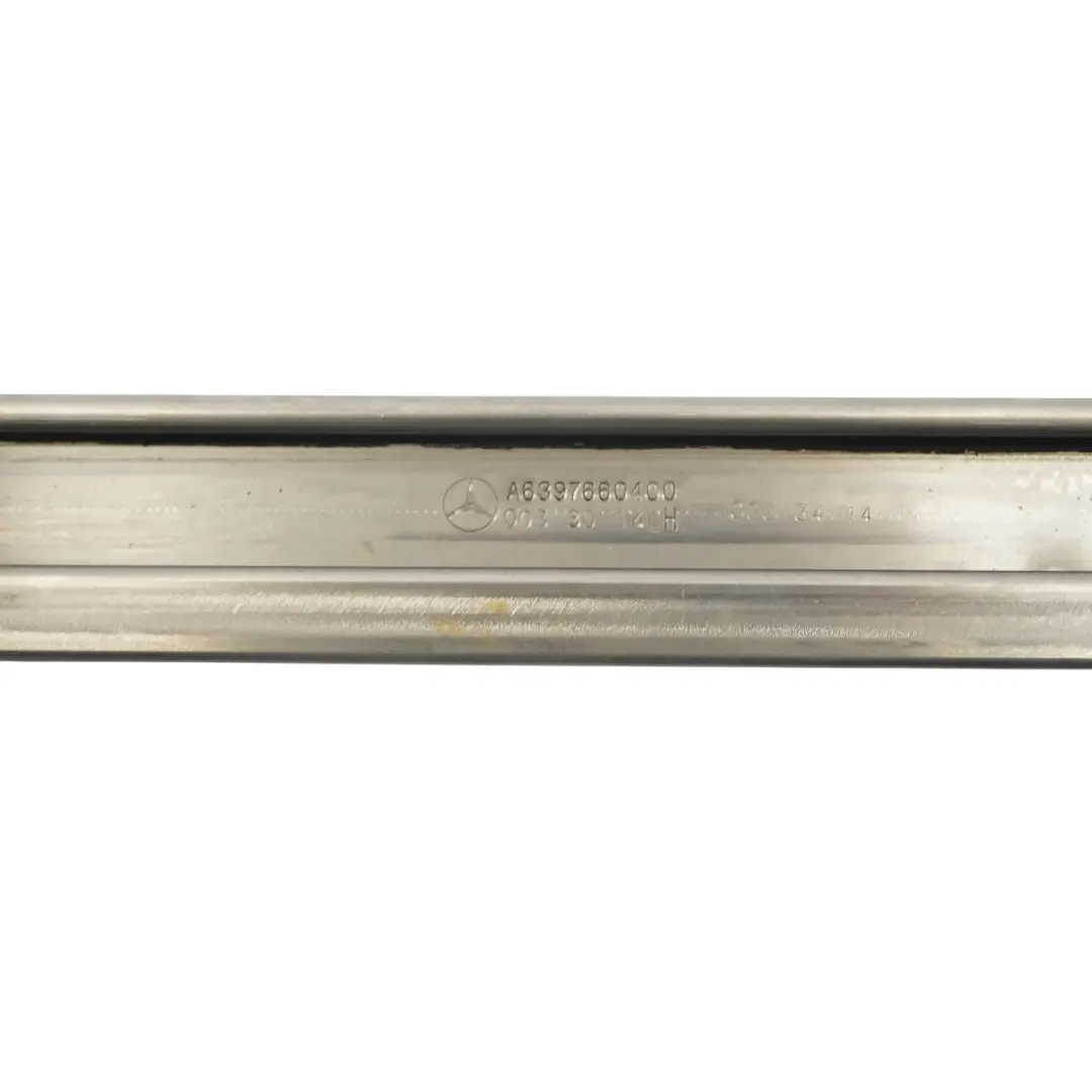 Guida porta scorrevole Montaggio guida mezzo sinistra per Mercedes W639 con numero di parte A6397660400 Mercedes W639 Guida porta scorrevole Montaggio guida mezzo sinistra - SKU A6397660400 - Numero di parte A6397660400