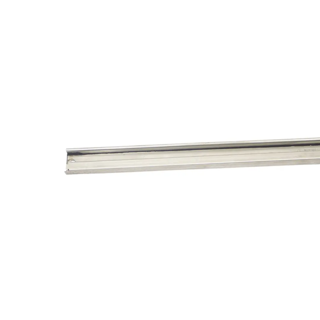 Guida porta scorrevole Montaggio guida mezzo sinistra per Mercedes W639 con numero di parte A6397660400 Mercedes W639 Guida porta scorrevole Montaggio guida mezzo sinistra - SKU A6397660400 - Numero di parte A6397660400