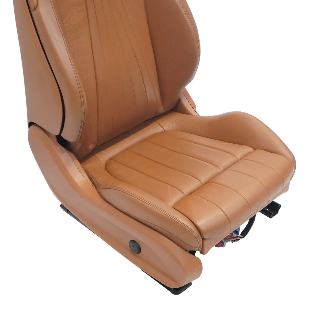 Asiento Delantero Derecho Interior Calefaccionado Cuero Marrón para Mercedes A238 con número de pieza A2389105701 Mercedes A238 Asiento Delantero Derecho Interior Calefaccionado Cuero Marrón - SKU A2389105701-2 - Número de pieza A2389105701