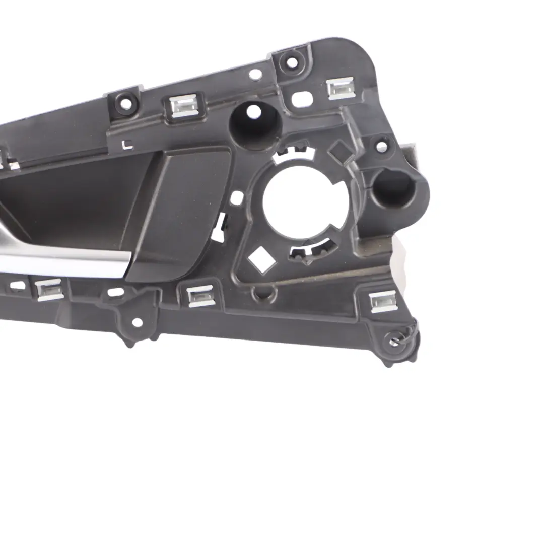Staffa Maniglia Porta Interna Posteriore Sinistra per Audi A7 4G con numero di parte 4G8839019 Audi A7 4G Staffa Maniglia Porta Interna Posteriore Sinistra - SKU 4G8839019 - Numero di parte 4G8839019