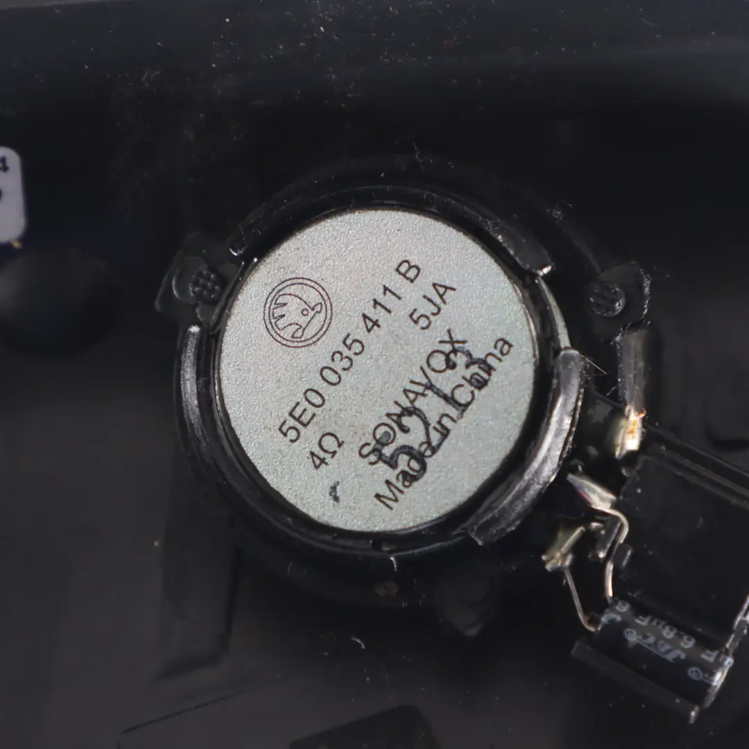 Skoda Octavia 5E Enjoliveur de haut-parleur de porte avant droit - SKU 5E0035411B - Numéro de pièce 5E0035411B