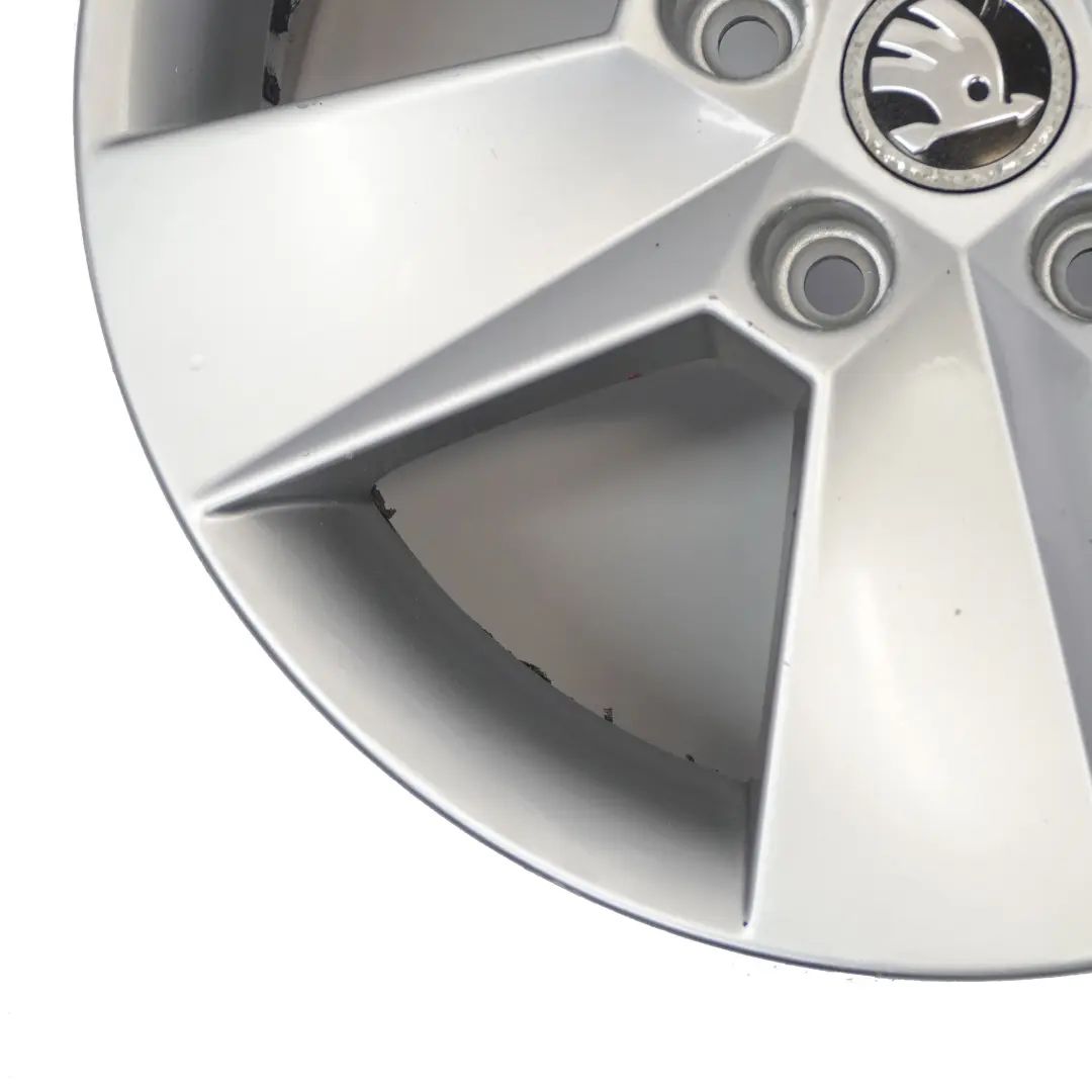 Mk3 5E jante alliage argent 6,5J 16" ET:46 Star Spoke pour Skoda Octavia à propos du numéro de pièce 5E0601025H Skoda Octavia Mk3 5E jante alliage argent 6,5J 16" ET:46 Star Spoke - SKU 5E0601025H-2 - Numéro de pièce 5E0601025H