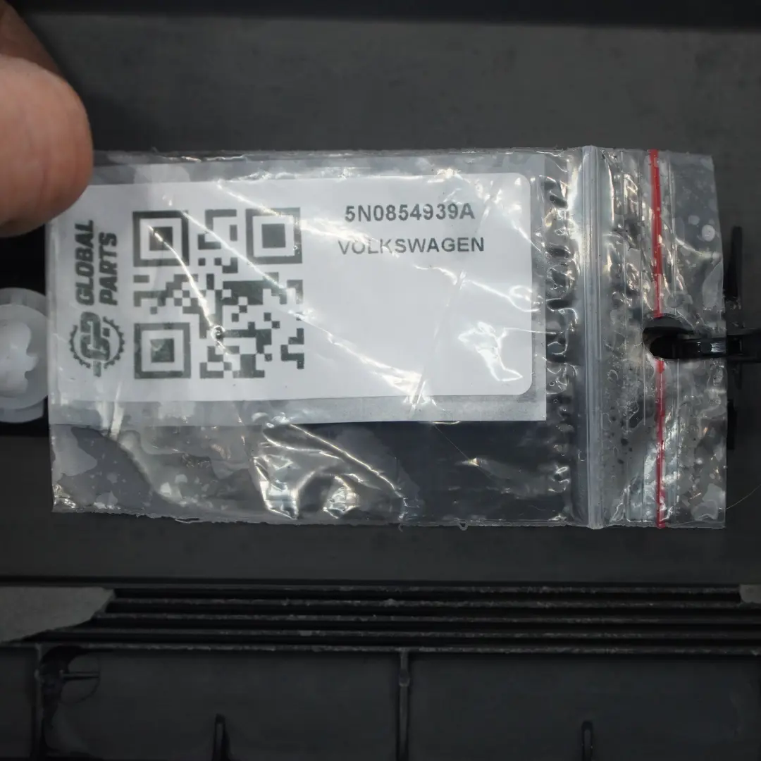 VW Tiguan 5N Embellecedor inferior de puerta delantera izquierda - SKU 5N0854939A - Número de pieza 5N0854939A