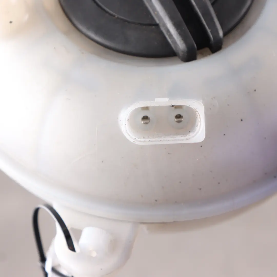 Ausdehnungs Gefäß Kopfzeile Kühlmittel Reservoir Flasche für Audi A3 8V mit Teilenummer 5Q0121407D Audi A3 8V Ausdehnungs Gefäß Kopfzeile Kühlmittel Reservoir Flasche - SKU 5Q0121407D - Teilenummer 5Q0121407D