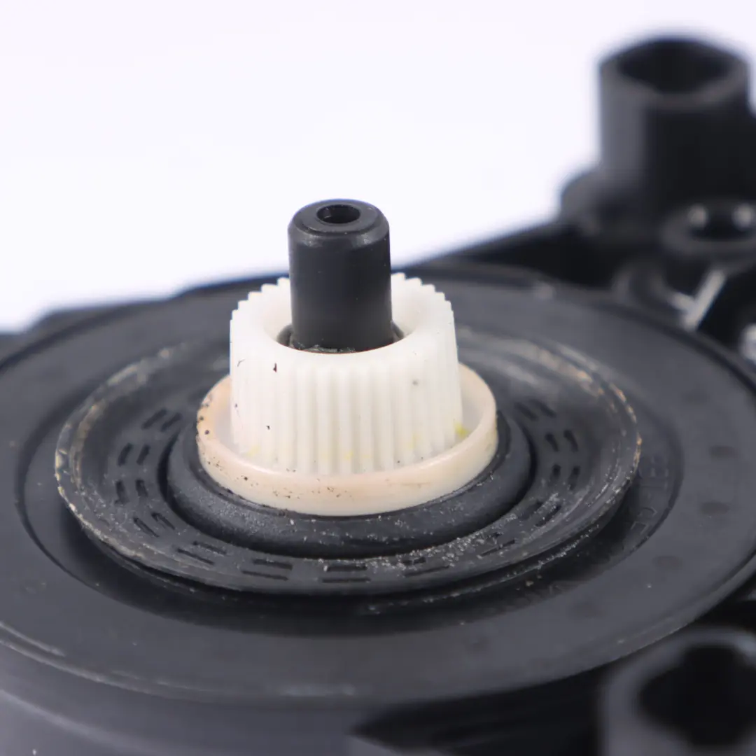 Skoda Octavia 5E Moteur lève vitre électrique arrière gauche - SKU 5Q0959811A - Numéro de pièce 5Q0959811A
