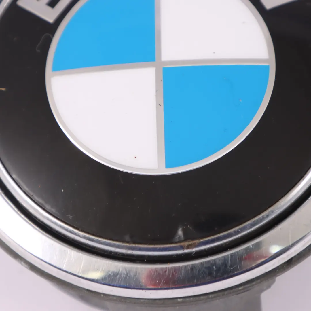 BMW E81 E87 LCI Emblema Pulsante Portellone posteriore Badge Apertura 7200938 - SKU 7057794 - Numero di parte 7057794