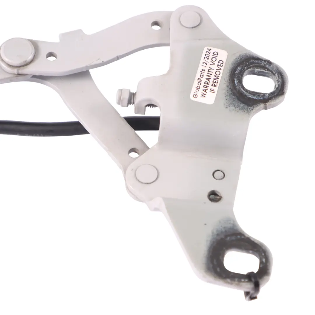 Cofano motore Cerniera anteriore sinistra Titan Silver - 354 per BMW E90 E91 E92 con numero di parte 7210677 BMW E90 E91 E92 Cofano motore Cerniera anteriore sinistra Titan Silver - 354 - SKU 7210677-TS - Numero di parte 7210677