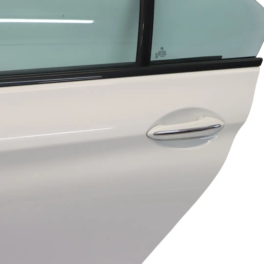 Porta posteriore sinistra Alpinweiss Alpine White 3 - 300 per BMW F06 con numero di parte 7294993 BMW F06 Porta posteriore sinistra Alpinweiss Alpine White 3 - 300 - SKU 7294993-AW - Numero di parte 7294993