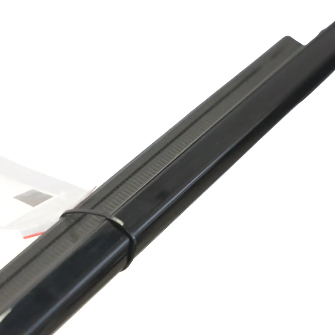 Listwa Zewnętrzna Szyby Drzwi Przednich Prawa do BMW X3 G01 X4 M F98 o numerze 7410016 BMW X3 G01 X4 M F98 Listwa Zewnętrzna Szyby Drzwi Przednich Prawa - SKU 7410016 - Numer Części 7410016