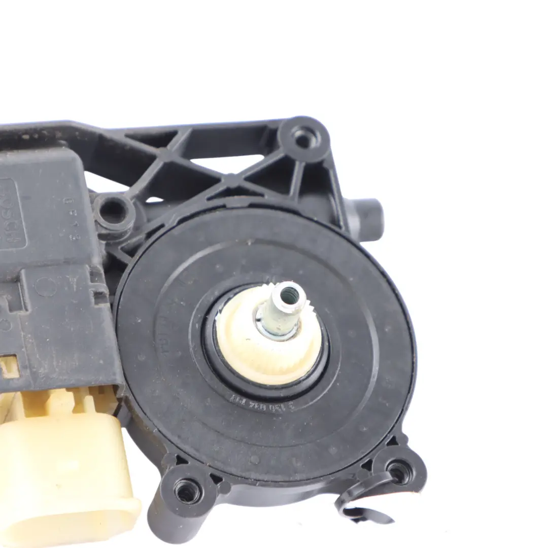 Motore Alzacristallo Anteriore Sinistro per Mini Cooper Countryman F60 con numero di parte 7413049 Mini Cooper Countryman F60 Motore Alzacristallo Anteriore Sinistro - SKU 7413049 - Numero di parte 7413049