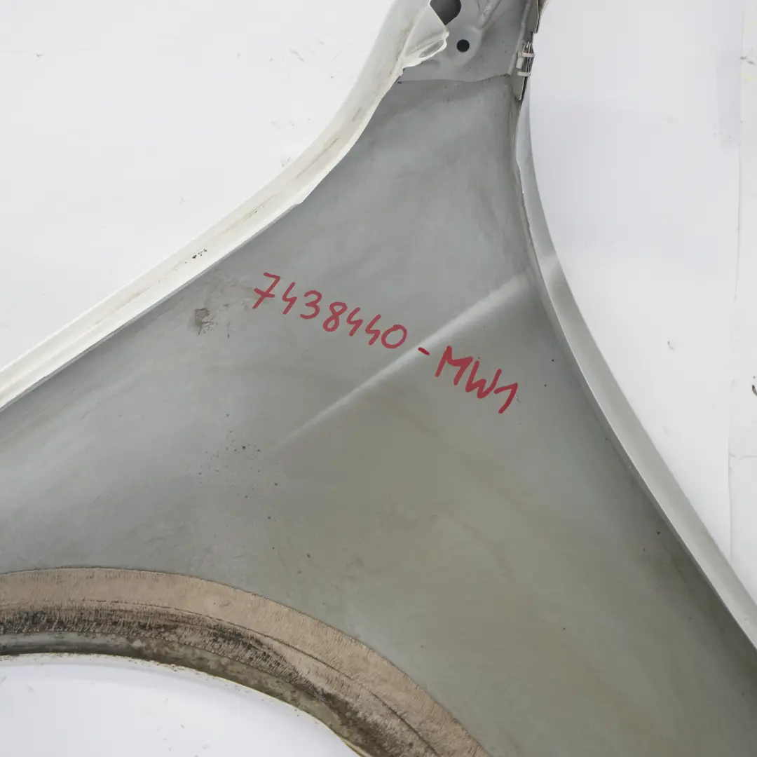 Błotnik Prawy Przedni Mineralweiss Biały Metalik - A96 do BMW F30 F31 o numerze 7438440 BMW F30 F31 Błotnik Prawy Przedni Mineralweiss Biały Metalik - A96 - SKU 7438440-MW1 - Numer Części 7438440