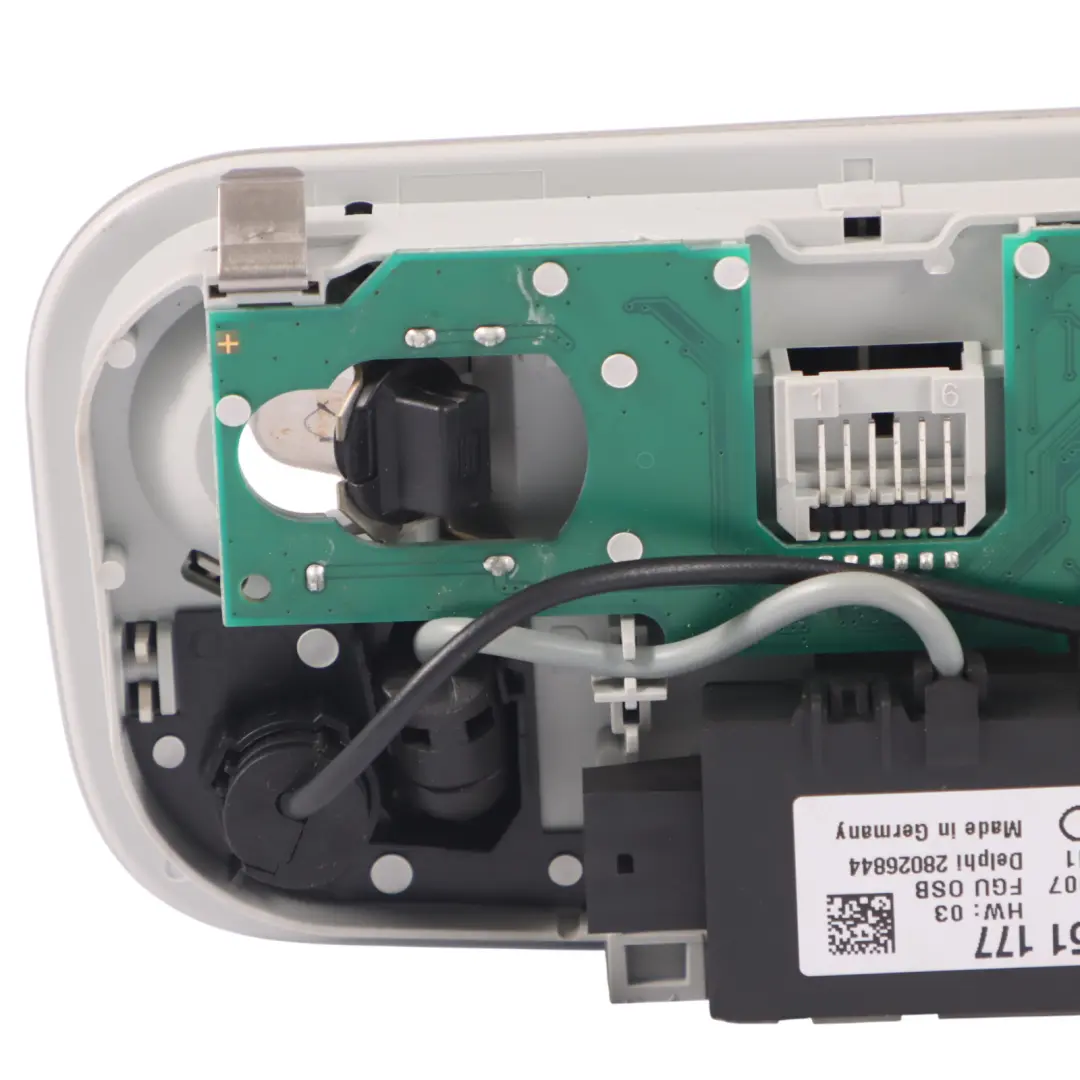 Lampka Wewnętrzna Podsufitki M do Audi TT 8J o numerze 8J0947140 Audi TT 8J Lampka Wewnętrzna Podsufitki M - SKU 8J0947140 - Numer Części 8J0947140