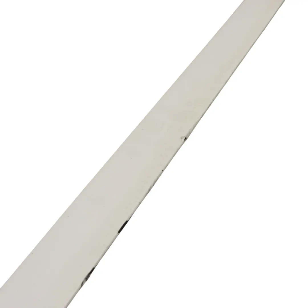 Listwa Dolna Drzwi Przód Prawo Ibis White - Y9C do Audi A3 8P o numerze 8P4853960E Audi A3 8P Listwa Dolna Drzwi Przód Prawo Ibis White - Y9C - SKU 8P4853960E-IWH - Numer Części 8P4853960E