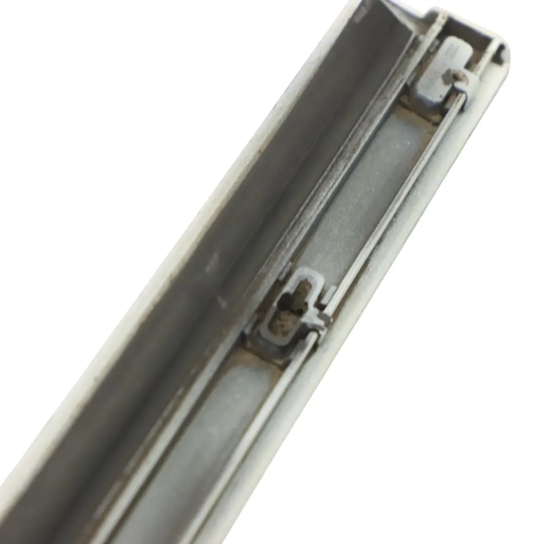 Listwa Dolna Drzwi Przód Prawo Ibis White - Y9C do Audi A3 8P o numerze 8P4853960E Audi A3 8P Listwa Dolna Drzwi Przód Prawo Ibis White - Y9C - SKU 8P4853960E-IWH - Numer Części 8P4853960E