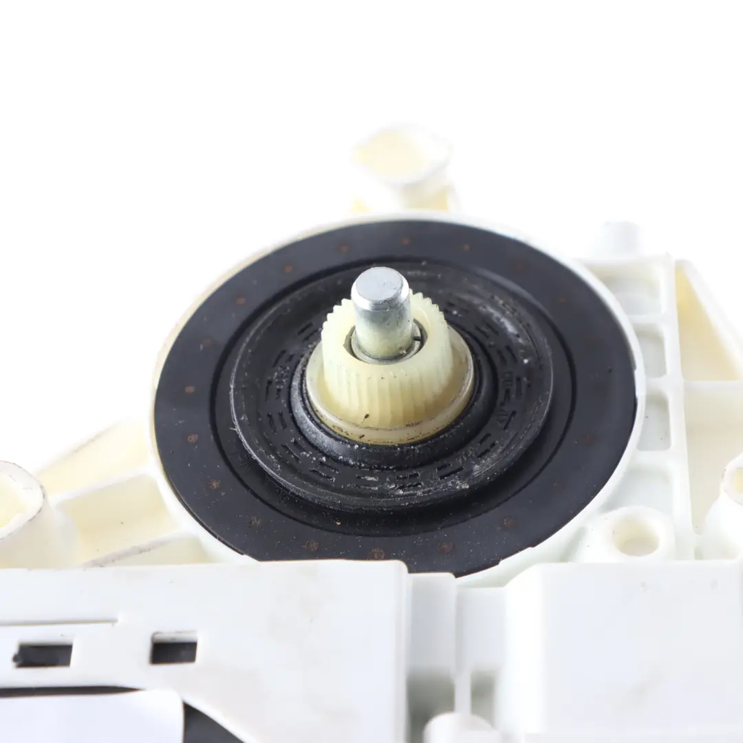 Moteur régulateur lève vitre porte arrière gauche pour Audi A3 8P à propos du numéro de pièce 8P4959801E Audi A3 8P Moteur régulateur lève vitre porte arrière gauche - SKU 8P4959801E - Numéro de pièce 8P4959801E