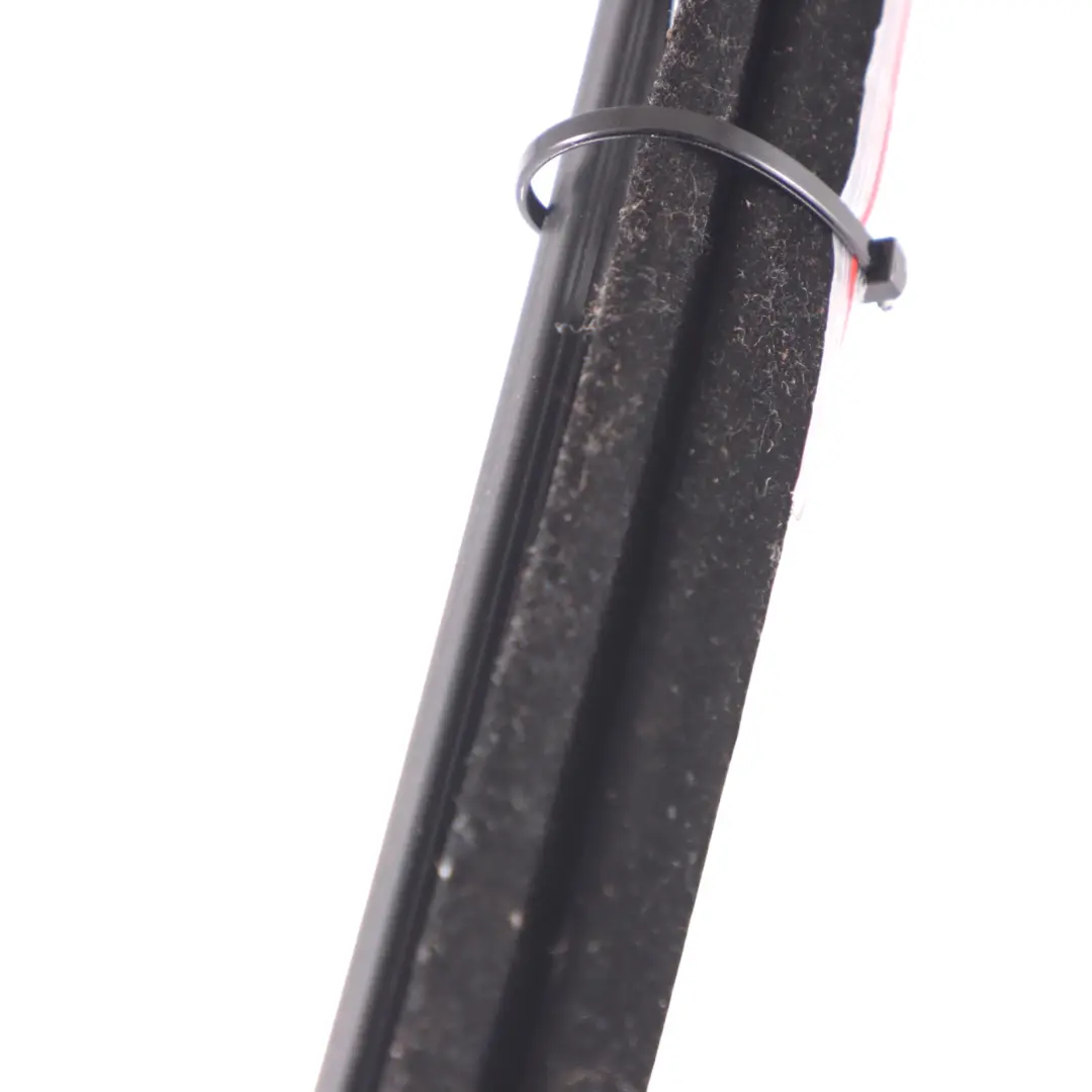 Joint étanchéité rail guidage vitre intérieure arrière droite pour Audi Q5 8R à propos du numéro de pièce 8R0839480B Audi Q5 8R Joint étanchéité rail guidage vitre intérieure arrière droite - SKU 8R0839480B - Numéro de pièce 8R0839480B