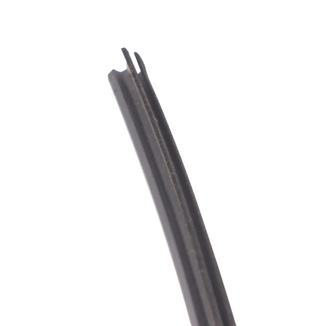 Guma Uszczelka Szyby Drzwi Prawy Tył Prawa Tylna do Audi Q5 8R o numerze 8R0839480B Audi Q5 8R Guma Uszczelka Szyby Drzwi Prawy Tył Prawa Tylna - SKU 8R0839480B - Numer Części 8R0839480B