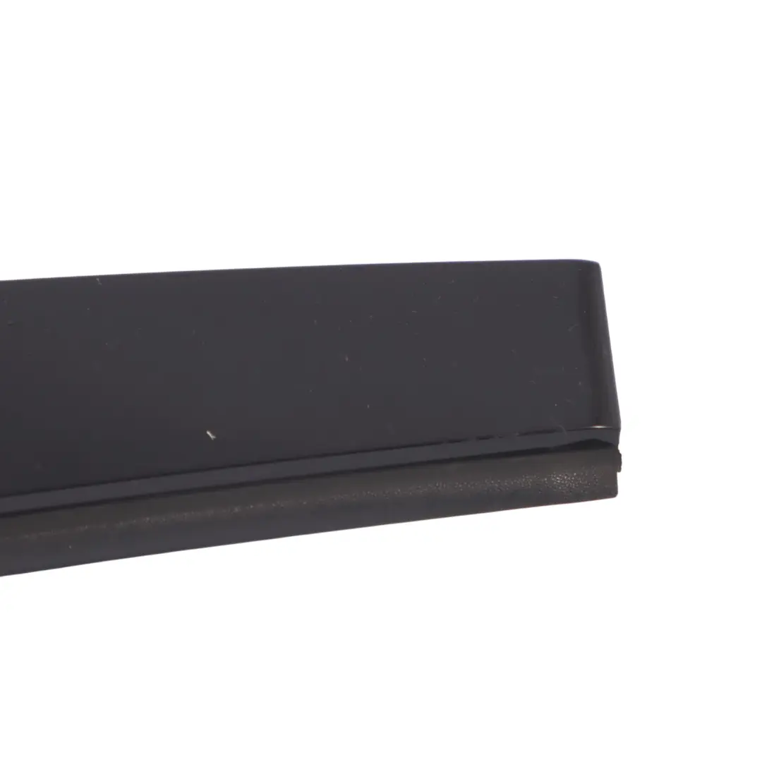 Moulure montant porte arrière droite brillant pour Audi Q5 8R à propos du numéro de pièce 8R0839902M Audi Q5 8R Moulure montant porte arrière droite brillant - SKU 8R0839902M - Numéro de pièce 8R0839902M