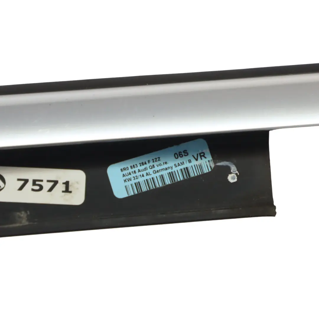 Listwa Zgarniająca Szyby Przód Prawo Chrom do Audi Q5 8R o numerze 8R0853284F Audi Q5 8R Listwa Zgarniająca Szyby Przód Prawo Chrom - SKU 8R0853284F - Numer Części 8R0853284F