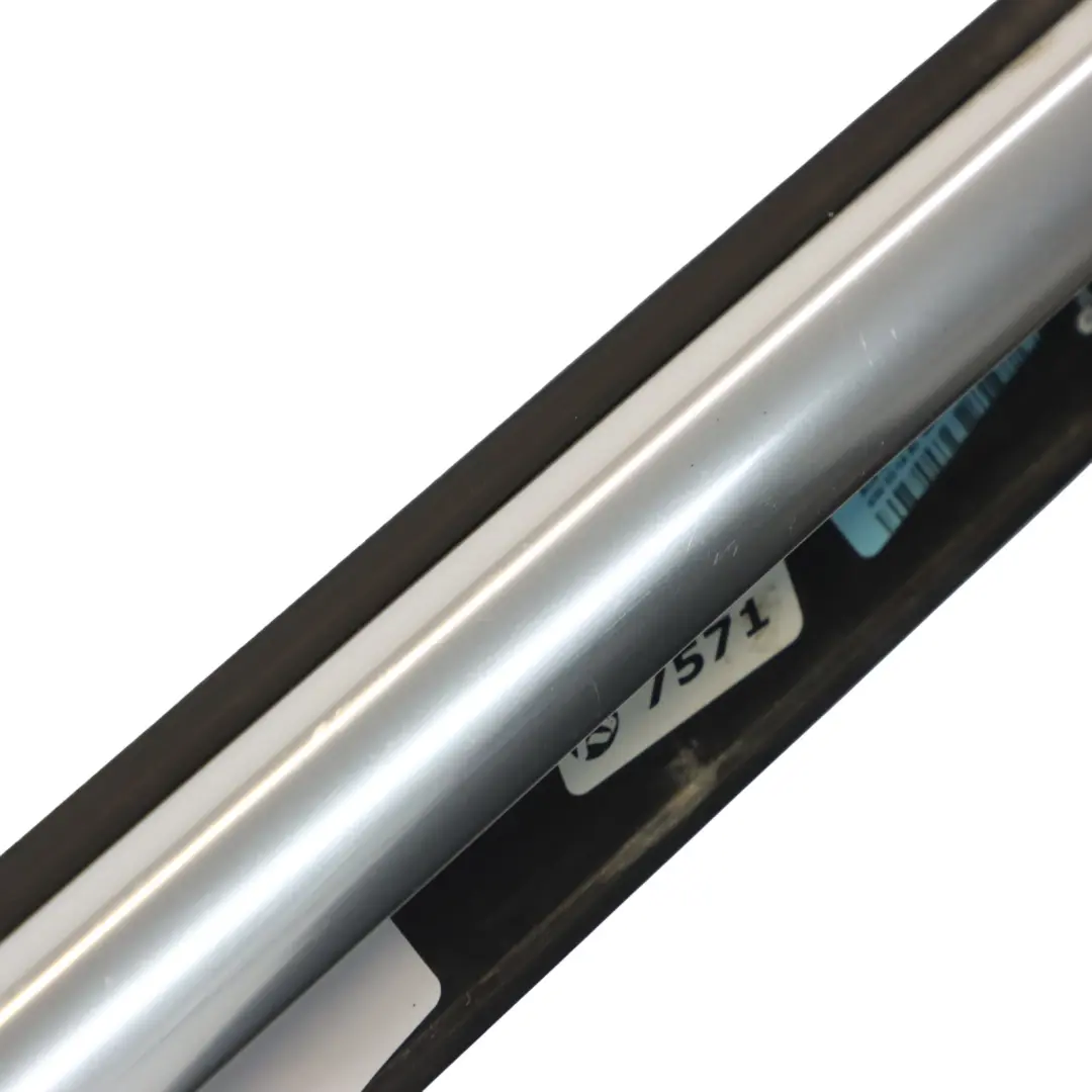 Listwa Zgarniająca Szyby Przód Prawo Chrom do Audi Q5 8R o numerze 8R0853284F Audi Q5 8R Listwa Zgarniająca Szyby Przód Prawo Chrom - SKU 8R0853284F - Numer Części 8R0853284F