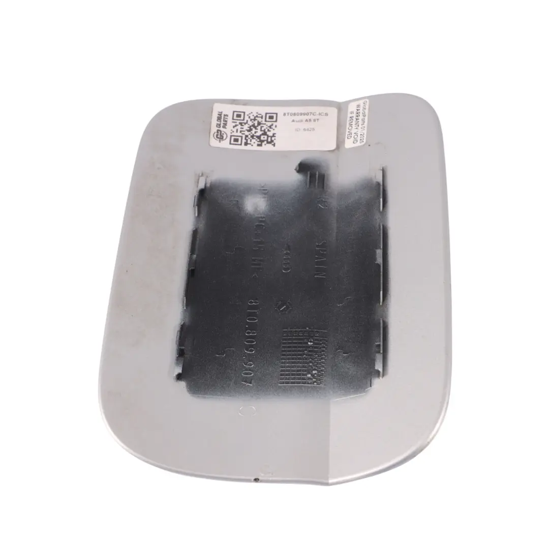 Coperchio tappo sportello serbatoio Glacier Ice Silver Metallic - X7W per Audi A5 8T con numero di parte 8T0809907C Audi A5 8T Coperchio tappo sportello serbatoio Glacier Ice Silver Metallic - X7W - SKU 8T0809907C-ICS - Numero di parte 8T0809907C