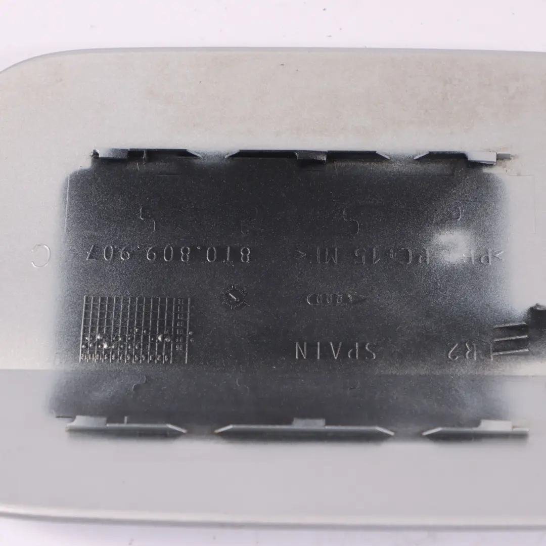 Coperchio tappo sportello serbatoio Glacier Ice Silver Metallic - X7W per Audi A5 8T con numero di parte 8T0809907C Audi A5 8T Coperchio tappo sportello serbatoio Glacier Ice Silver Metallic - X7W - SKU 8T0809907C-ICS - Numero di parte 8T0809907C