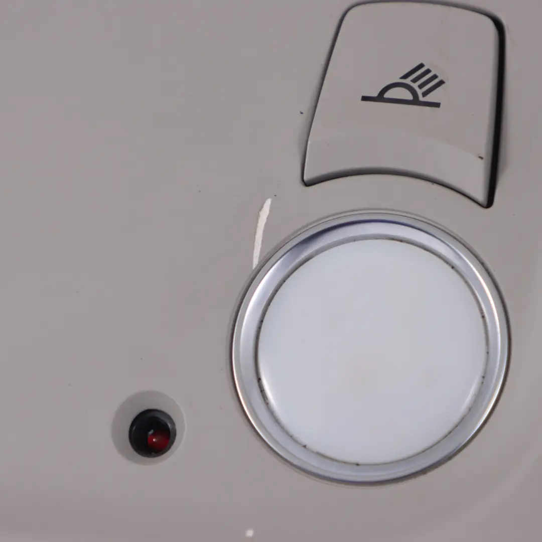 Lampka Podsufitki Przednia Szara do Audi Q5 8R A5 8T A4 B8 o numerze 8T0947140 Audi Q5 8R A5 8T A4 B8 Lampka Podsufitki Przednia Szara - SKU 8T0947140-2 - Numer Części 8T0947140