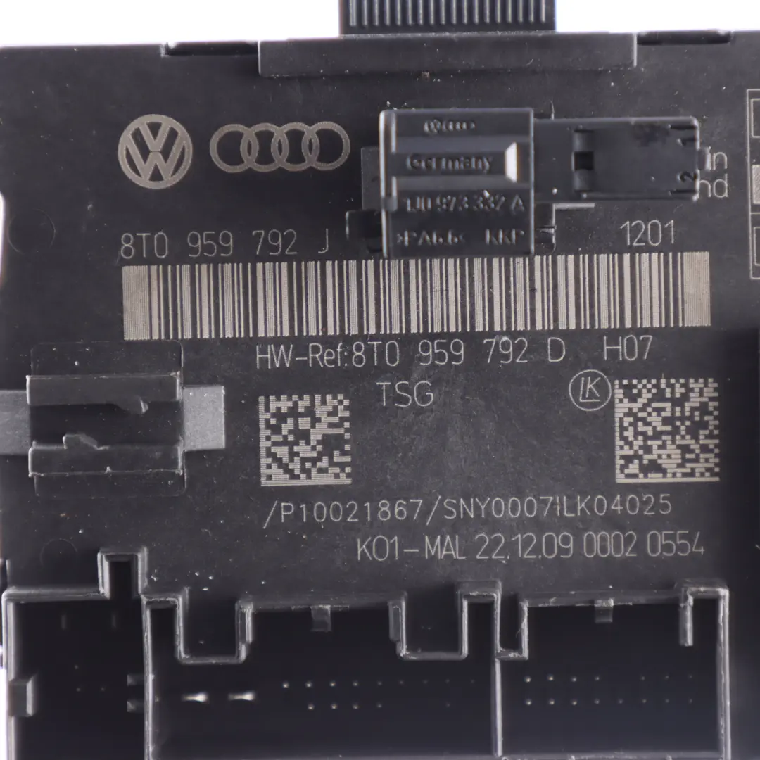 Moduł Sterujący Drzwiami Przednimi Strona Pasażera do Audi A5 S5 8T o numerze 8T0959792J Audi A5 S5 8T Moduł Sterujący Drzwiami Przednimi Strona Pasażera - SKU 8T0959792J - Numer Części 8T0959792J