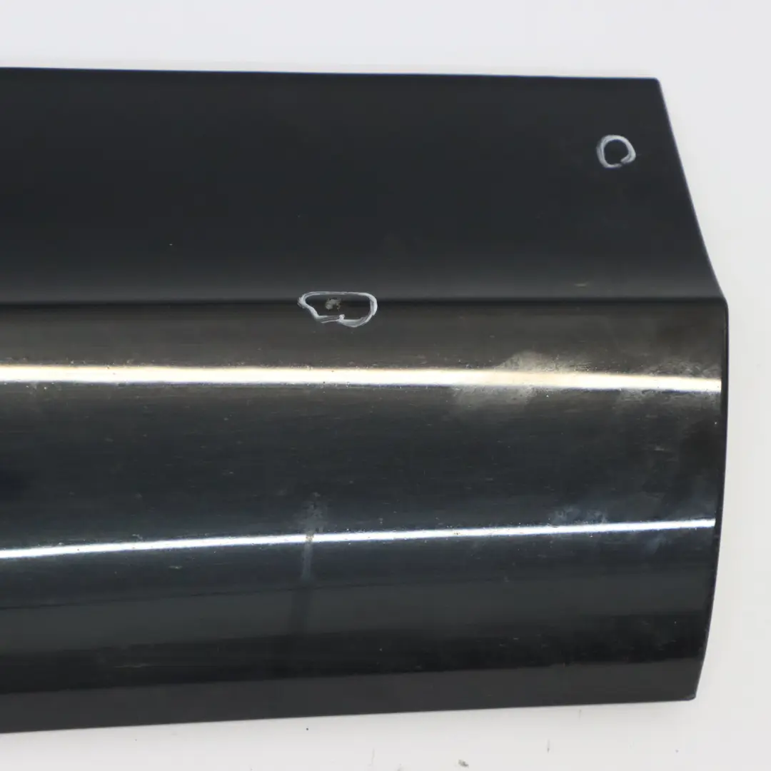 Striscia modanatura porta posteriore destra Brilliant Black - Y9B per Audi Q3 8U con numero di parte 8U0853970N Audi Q3 8U Striscia modanatura porta posteriore destra Brilliant Black - Y9B - SKU 8U0853970N-BBL - Numero di parte 8U0853970N