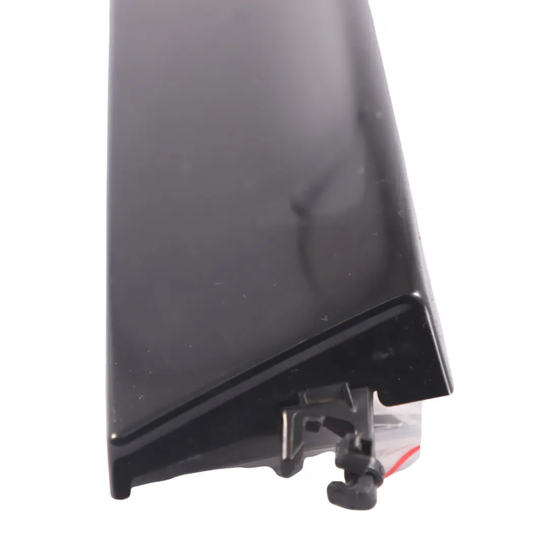 Tapa del maletero spoiler trasero derecho Brilliant Black - LY9B para Audi Q3 8U con número de pieza 8U0854816 Audi Q3 8U Tapa del maletero spoiler trasero derecho Brilliant Black - LY9B - SKU 8U0854816 - Número de pieza 8U0854816