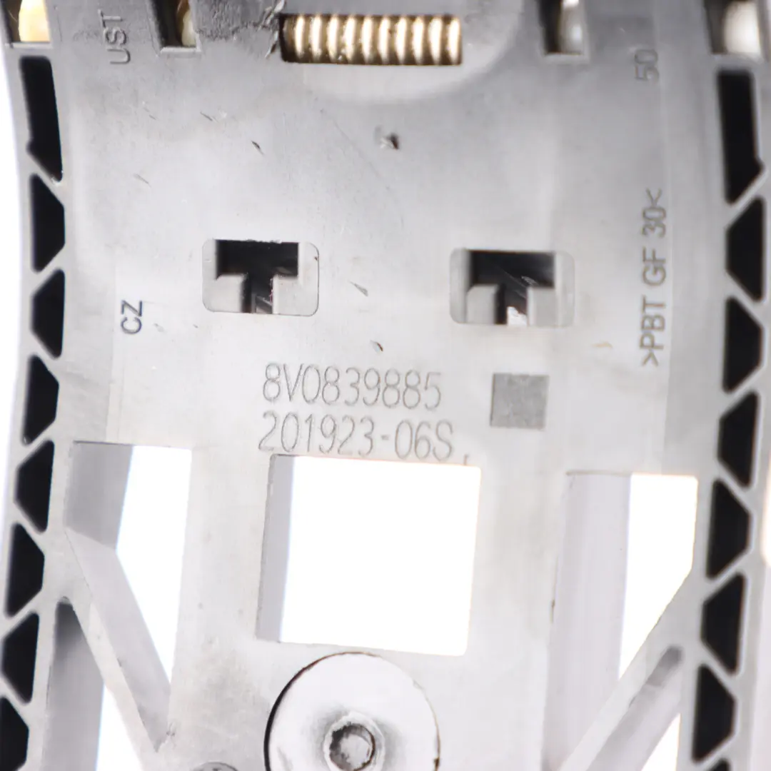 Audi A3 8V Uchwyt Prowadnica Zewnętrznej Klamki Drzwi Lewy Przód - SKU 8V0837885-1 - Numer Części 8V0837885