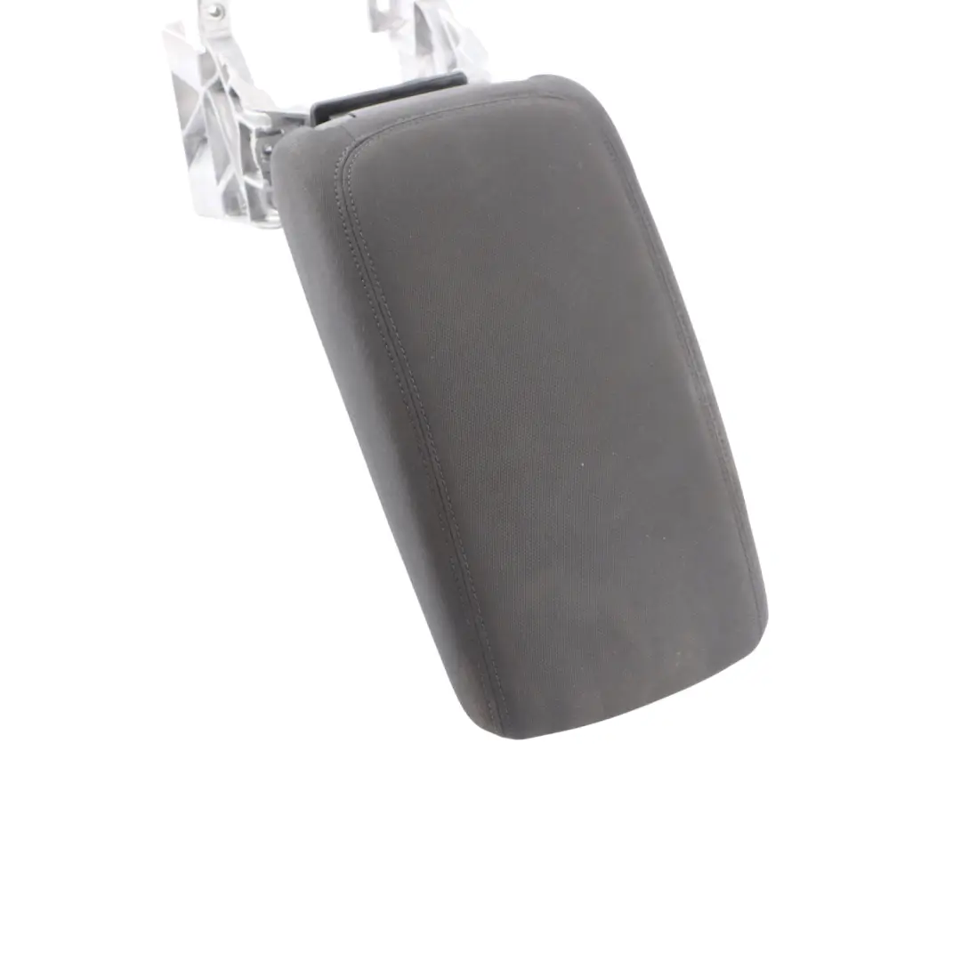 Bracciolo Console Centrale Tessuto Panno Nero per Audi A3 8V con numero di parte 8V0864283 Audi A3 8V Bracciolo Console Centrale Tessuto Panno Nero - SKU 8V0864283 - Numero di parte 8V0864283