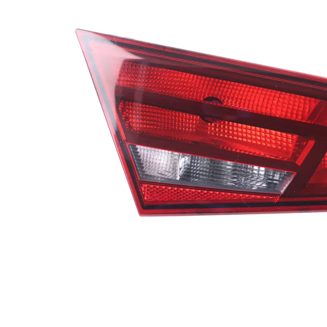 Tylna Klapa Bagażnika Lampa Wewnętrzna Lewa do Audi A3 8V o numerze 8V3945093 Audi A3 8V Tylna Klapa Bagażnika Lampa Wewnętrzna Lewa - SKU 8V3945093 - Numer Części 8V3945093