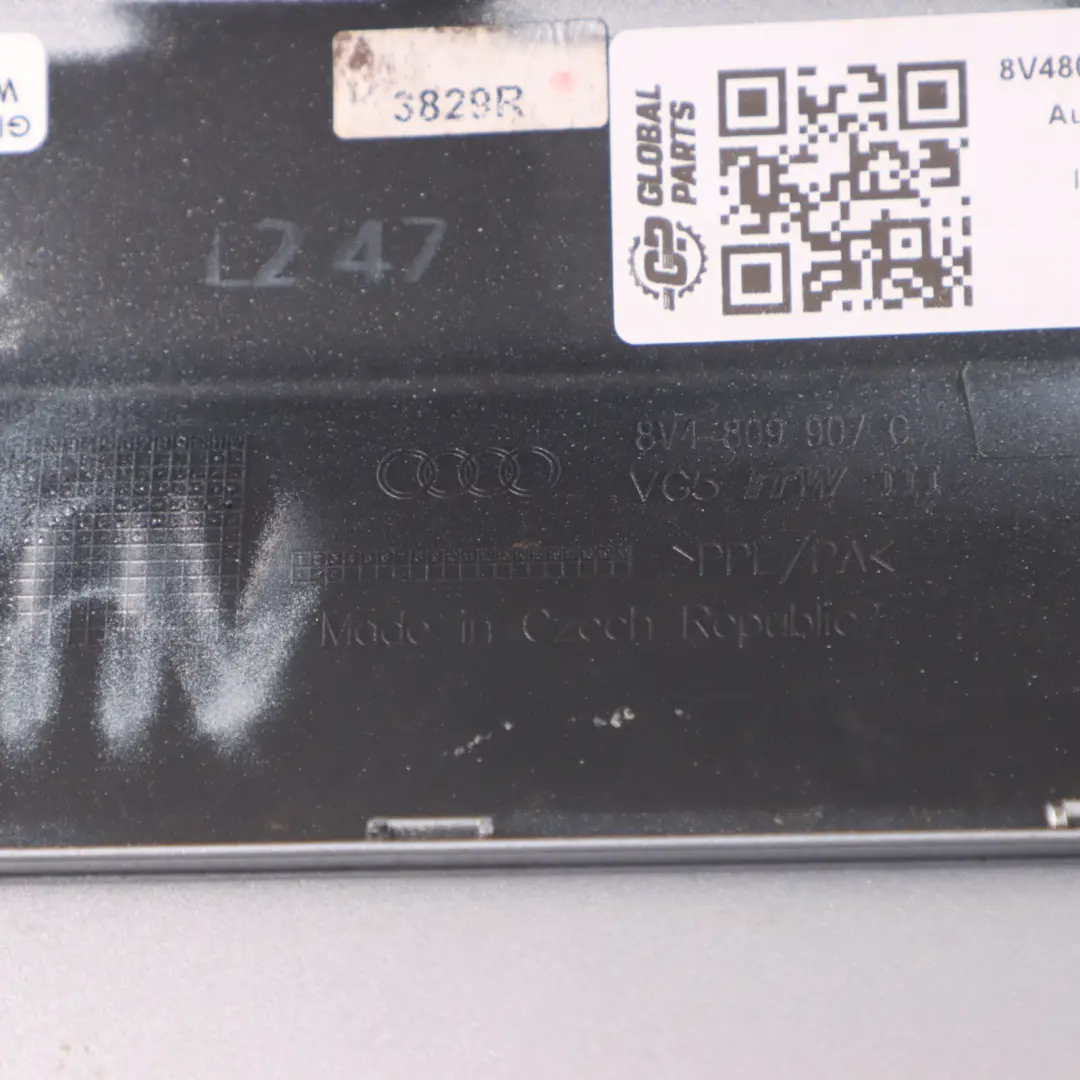 Kraftstoffeinfüllstutzen Klappenabdeckung Folie Silber Z7G für Audi A3 8V mit Teilenummer 8V4809907C Audi A3 8V Kraftstoffeinfüllstutzen Klappenabdeckung Folie Silber Z7G - SKU 8V4809907C-FSI - Teilenummer 8V4809907C