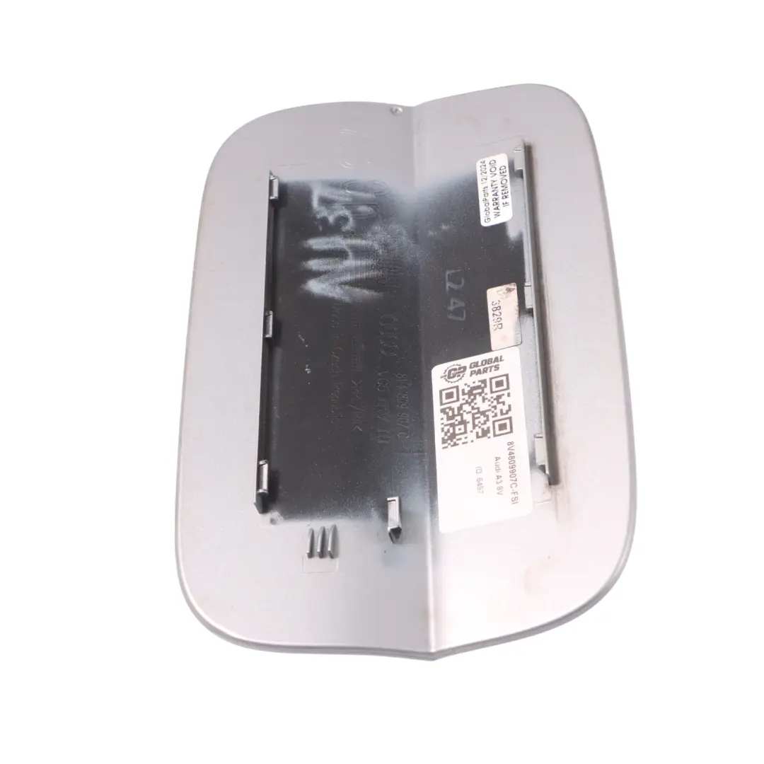 Riempimento del carburante con tappo a ribalta Foil Argento - Z7G per Audi A3 8V con numero di parte 8V4809907C Audi A3 8V Riempimento del carburante con tappo a ribalta Foil Argento - Z7G - SKU 8V4809907C-FSI - Numero di parte 8V4809907C
