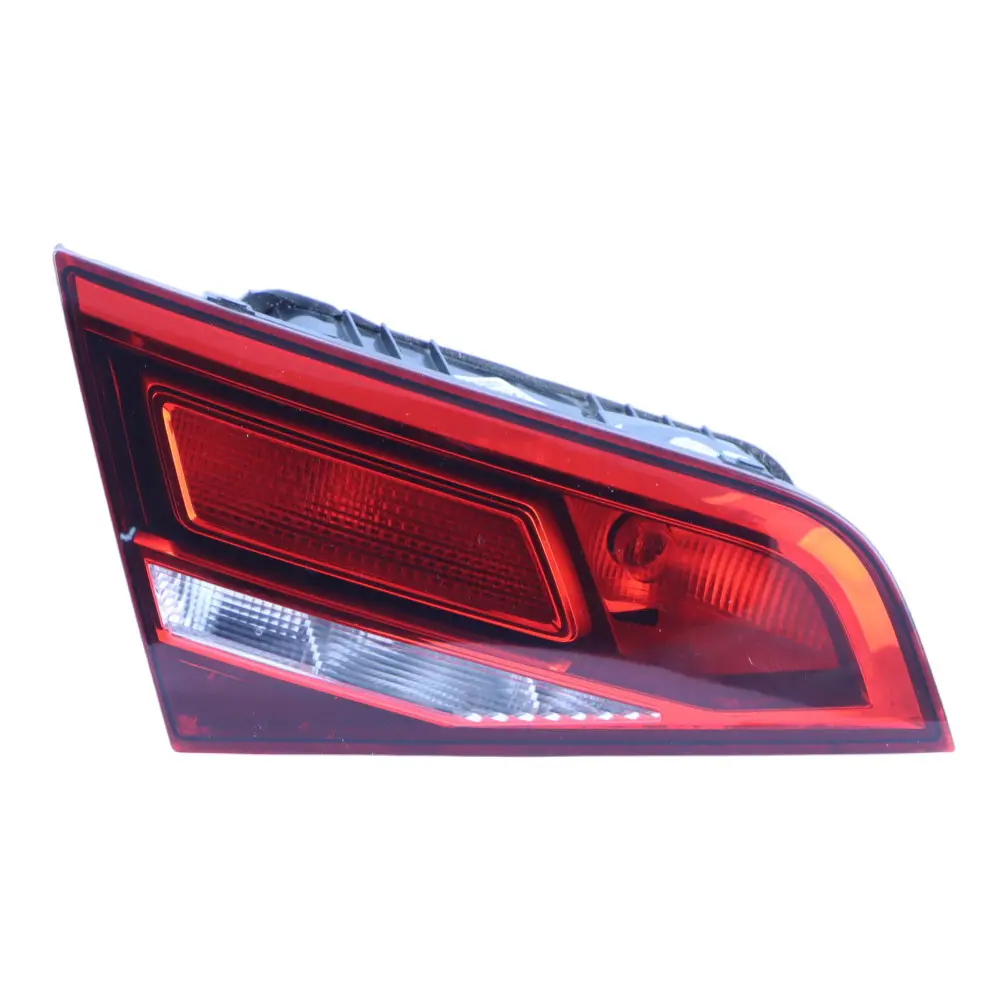 Sportback Tylna Lampa Klapy Bagażnika Lewa do Audi A3 8V o numerze 8V4945075 Audi A3 8V Sportback Tylna Lampa Klapy Bagażnika Lewa - SKU 8V4945075 - Numer Części 8V4945075