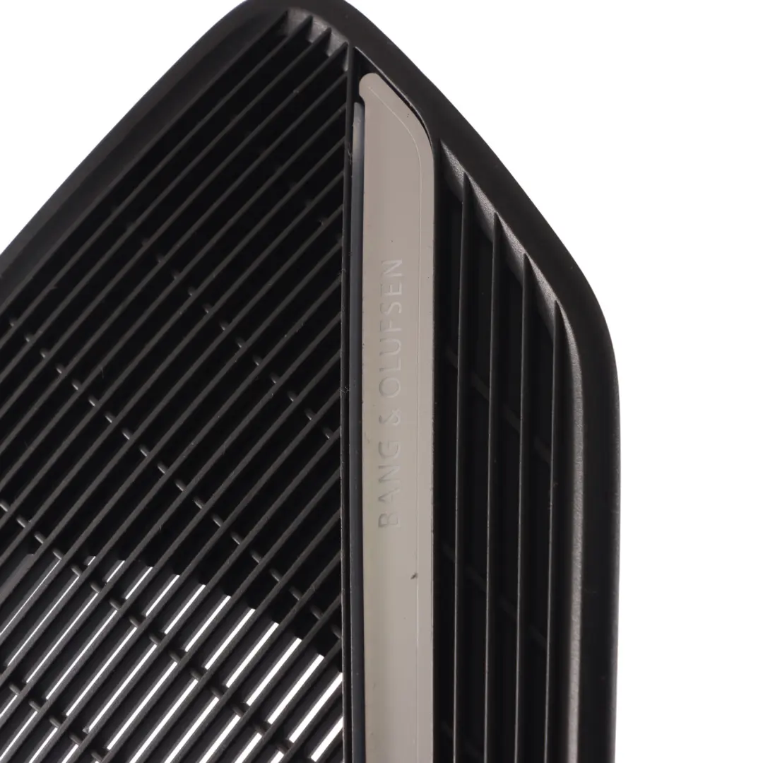 Osłona Głośnika Boczka Drzwi Prawy Przód Bang & Olufsen do Audi A4 B9 o numerze 8W0035144B Audi A4 B9 Osłona Głośnika Boczka Drzwi Prawy Przód Bang & Olufsen - SKU 8W0035144B - Numer Części 8W0035144B