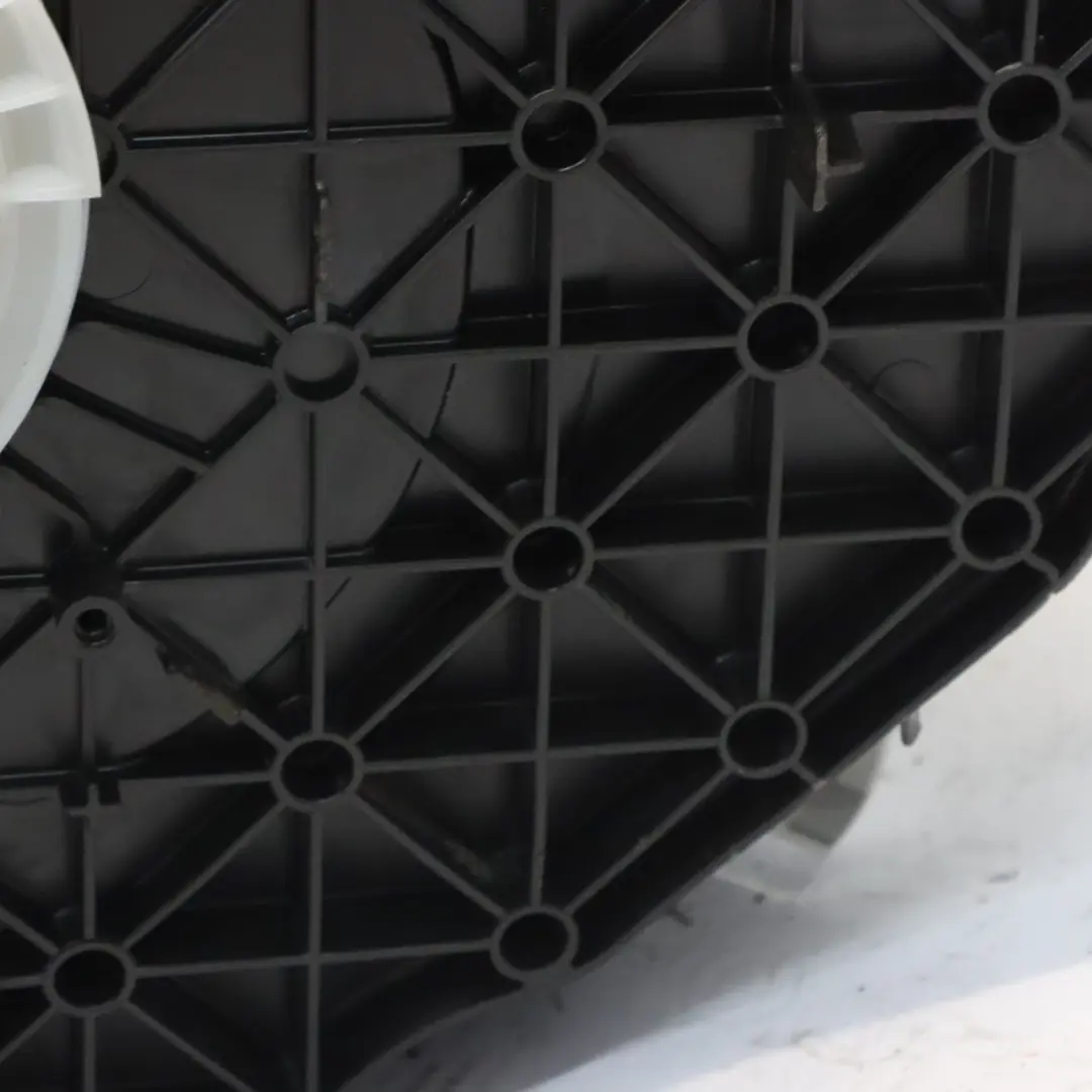 Réservoir d'additif AdBlue Conteneur pour Audi A4 B9 à propos du numéro de pièce 8W0131879BB Audi A4 B9 Réservoir d'additif AdBlue Conteneur - SKU 8W0131879BB - Numéro de pièce 8W0131879BB