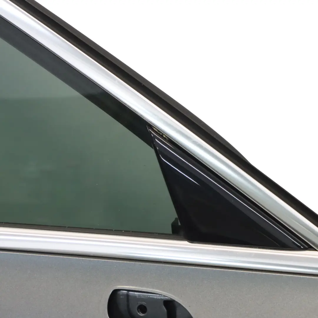 Puerta Delantera Derecha Panel Revestimiento Daytona Grey Pearl - Z7S para Audi A4 B9 con número de pieza 8W0831052 Audi A4 B9 Puerta Delantera Derecha Panel Revestimiento Daytona Grey Pearl - Z7S - SKU 8W0831052-DGR - Número de pieza 8W0831052