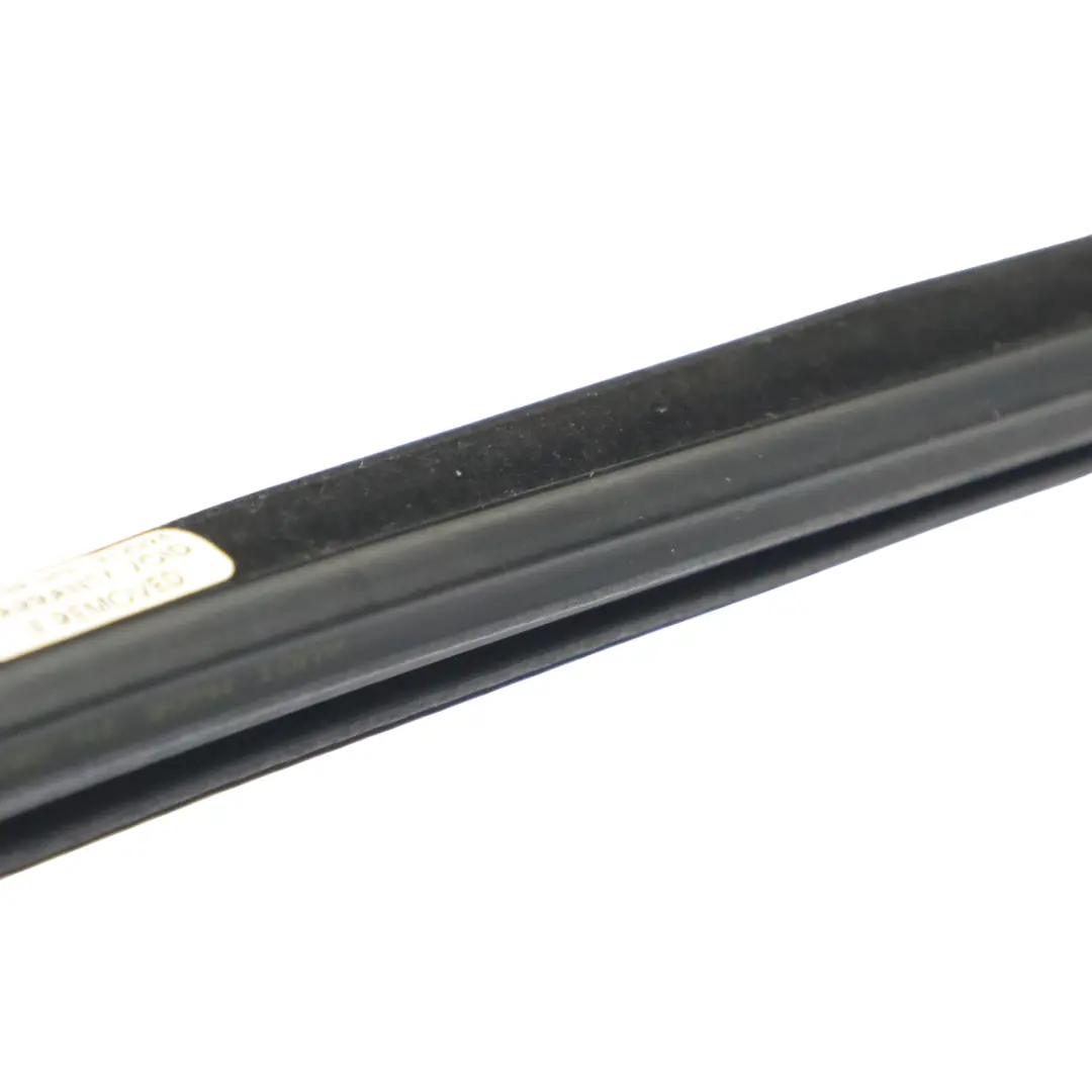 Uszczelka Guma Drzwi Górna Prawy Przód do Audi A4 B9 o numerze 8W0837480 Audi A4 B9 Uszczelka Guma Drzwi Górna Prawy Przód - SKU 8W0837480 - Numer Części 8W0837480