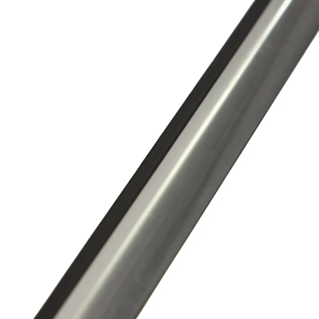 Listwa Zgarniająca Drzwi Przód Prawo Chrom do Audi A4 B9 o numerze 8W0853284E Audi A4 B9 Listwa Zgarniająca Drzwi Przód Prawo Chrom - SKU 8W0853284E - Numer Części 8W0853284E